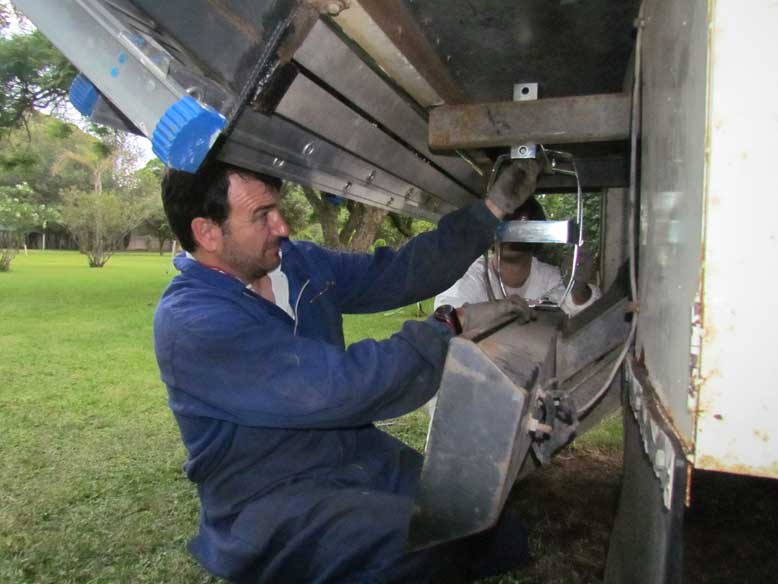 colocando un deposito de agua exterior para lavarse
